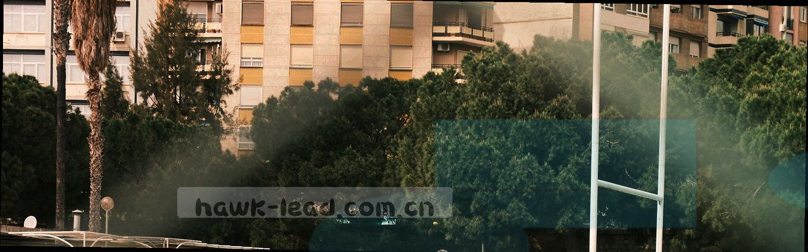 喀斯特山脊逆光剪影连成一条起伏的地平线